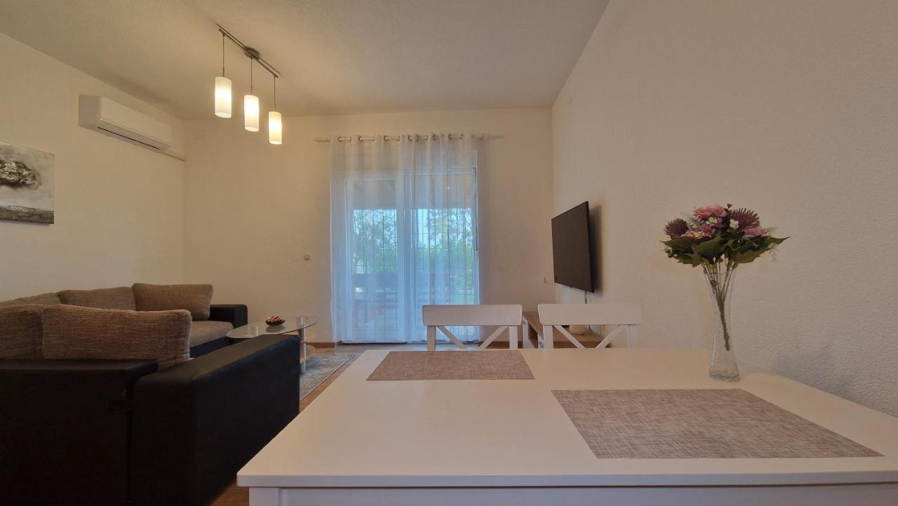 Apartments In Rijeka, Free Parking And Large Terrace, 15Min Drive From The Beach Exterior photo