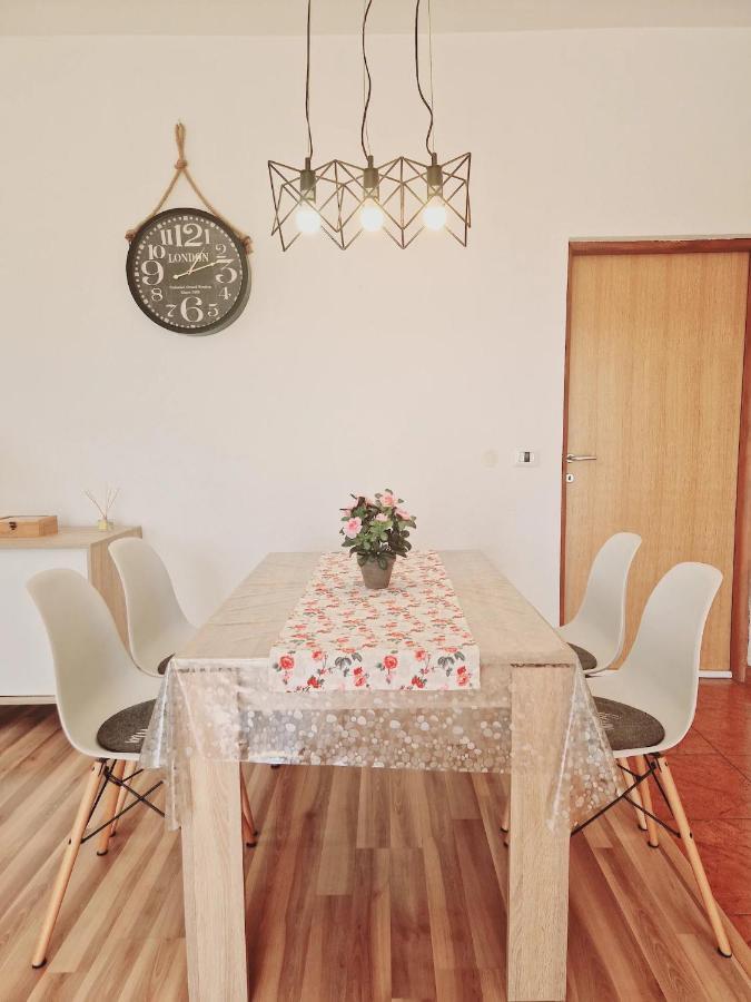 Apartments In Rijeka, Free Parking And Large Terrace, 15Min Drive From The Beach Exterior photo