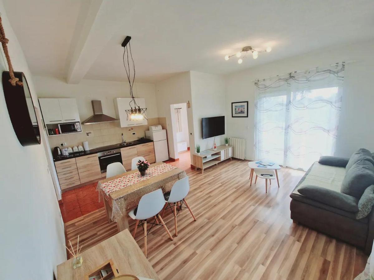 Apartments In Rijeka, Free Parking And Large Terrace, 15Min Drive From The Beach Exterior photo